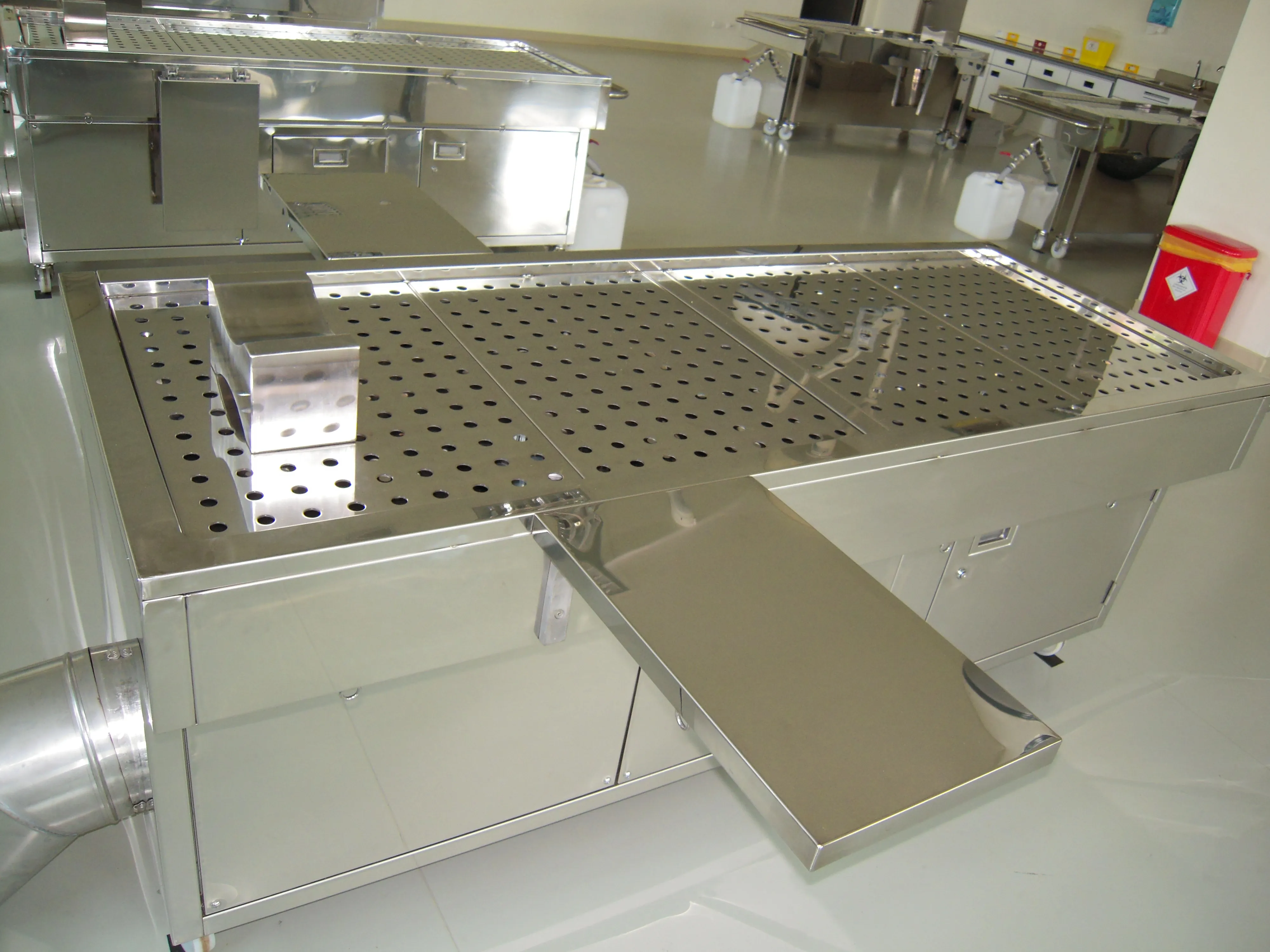 We provide the latest air-extraction dissecting table equipment, which is in line with a safe and high-quality learning environment.
