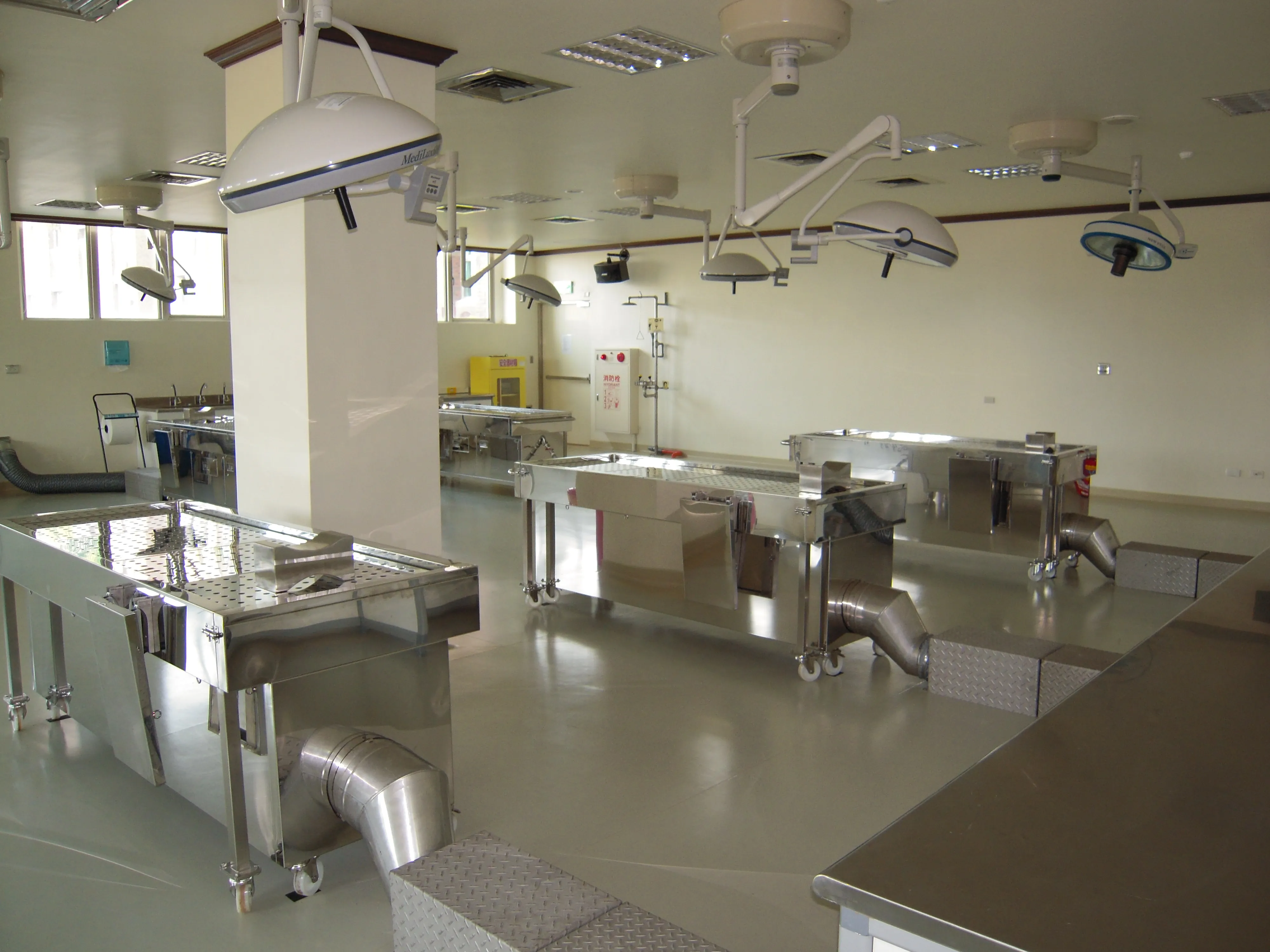 Bright, spacious, practical environment, equipped with shadowless lights to enhance learning effect.