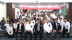 追思儀式由古源光校長，帶領醫學院林俊農院長及師生向大體老師及家屬表達感恩及追思。